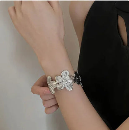Women's Flower Metal Bracelet WEM Support (www.WEM.support)