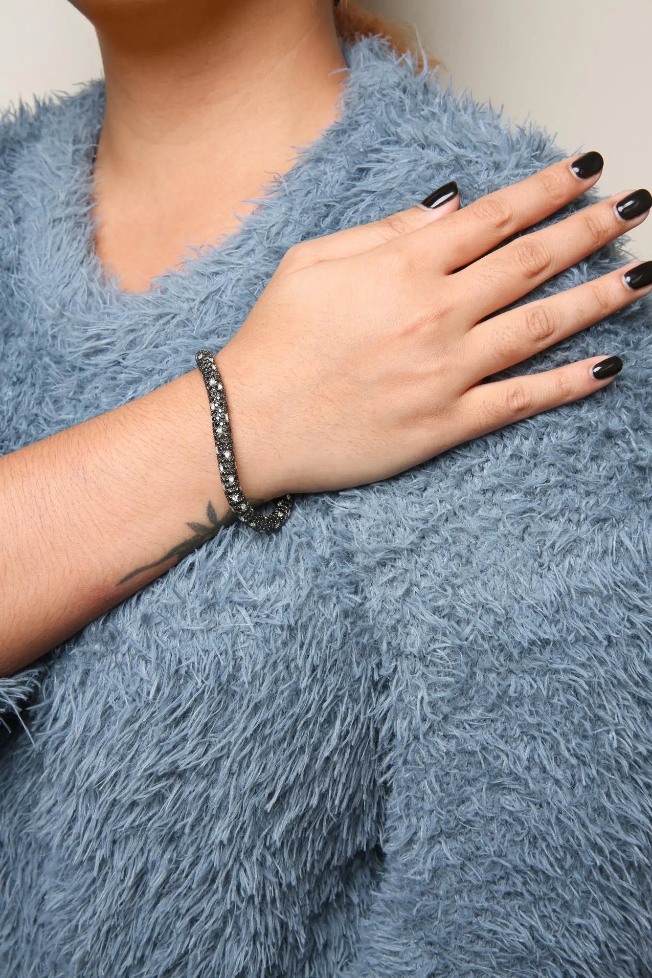 18K White Gold 20.0 Cttw Black and White Pave Set Diamond Eternity Snake Skin Style Tennis Bracelet (Black and G-H Color, SI1-SI2 Clarity) - Size 7" WEM Support (www.WEM.support)